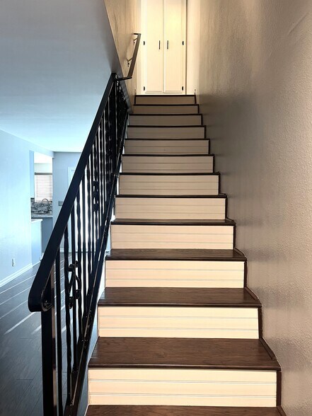 Stairway to 2nd floor - 338 W Plymouth St