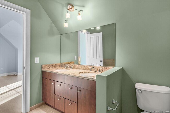 Building Photo - 109 Forest St