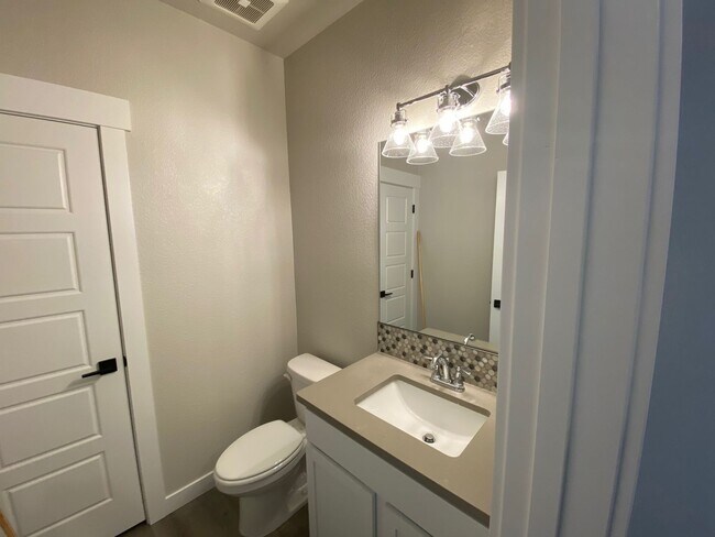 Building Photo - Beautiful BRAND NEW townhome in Chimney Park!