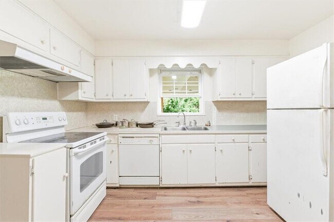 Building Photo - 704 Fort King George Dr