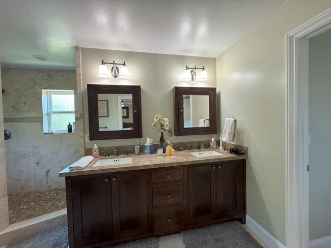 Building Photo - Stunning 3-Bedroom Home with Pool in South...