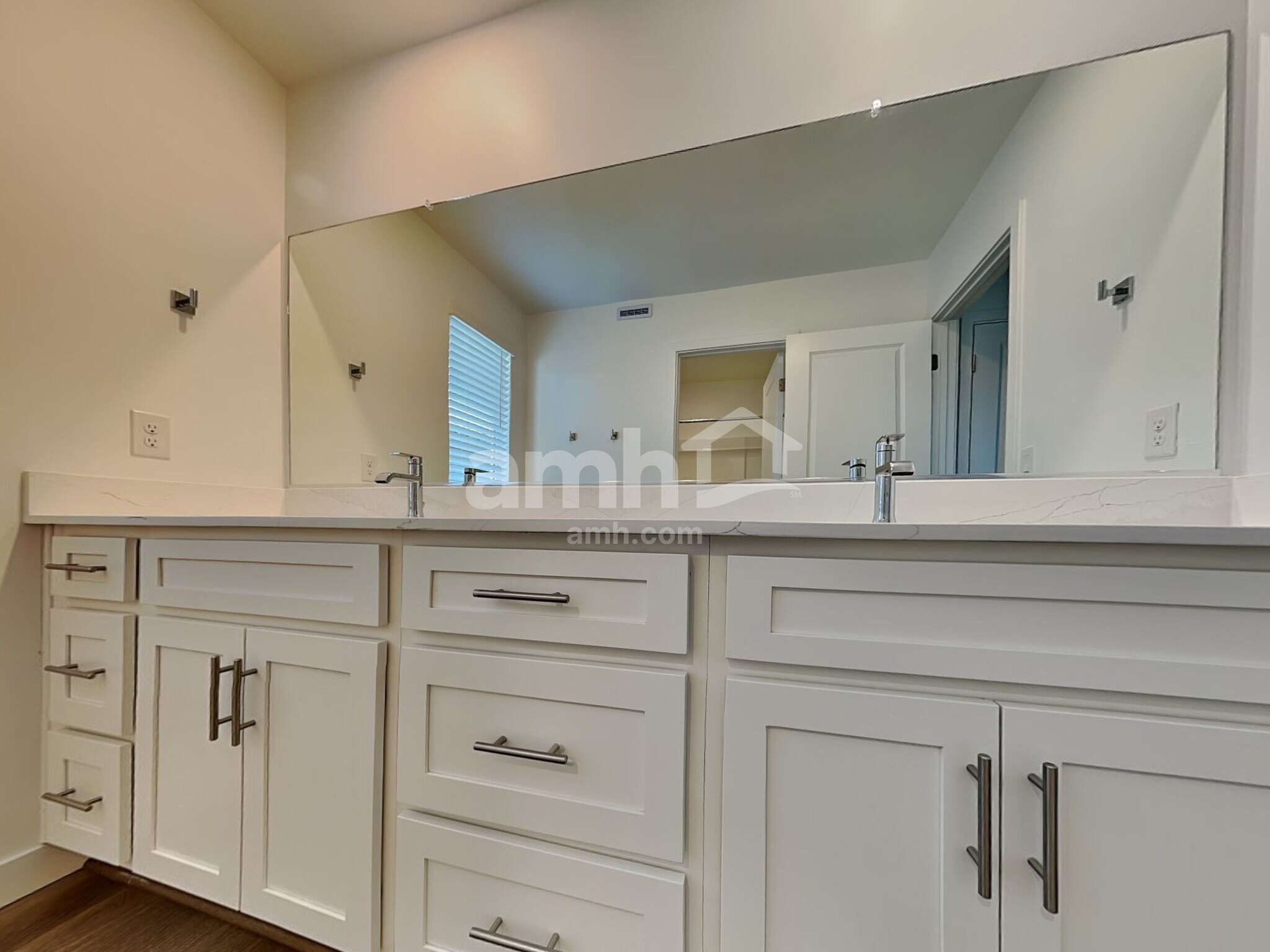 Building Photo - 9531 Harkes Dr