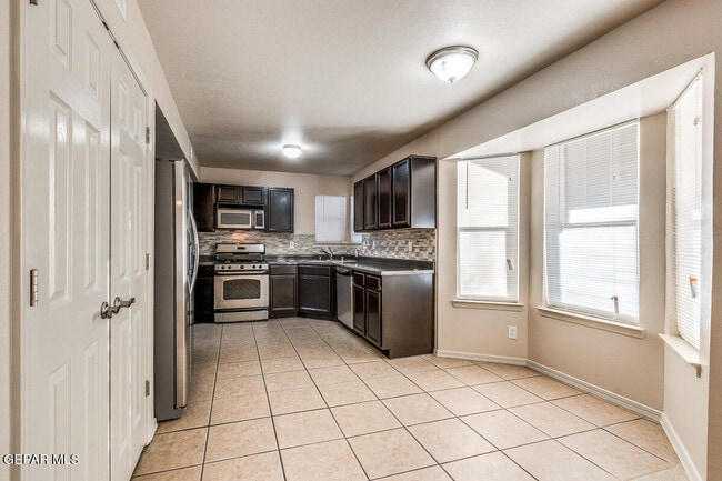 Building Photo - 10929 Northview Dr