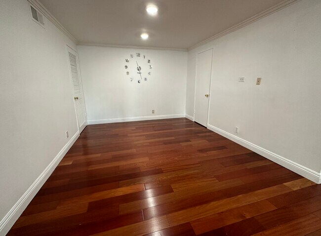 Building Photo - 137 S Palm Dr
