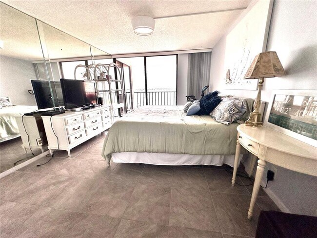 Building Photo - 6361 Bahia Del Mar Blvd S