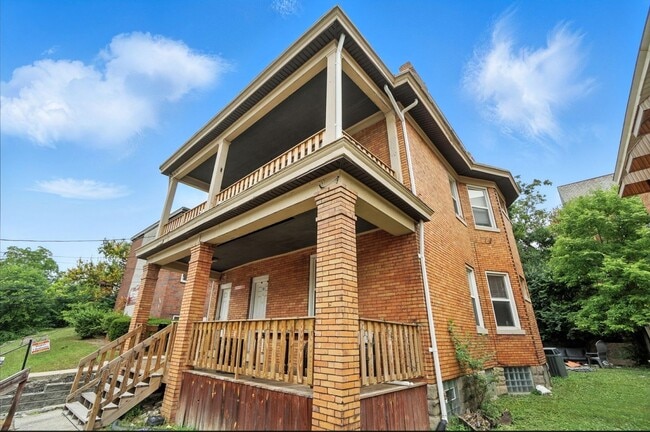 Building Photo - 7 bed/3.5 bath on Atkinson, Mins. from UC for Only $600/pp ($4200/mo)!
