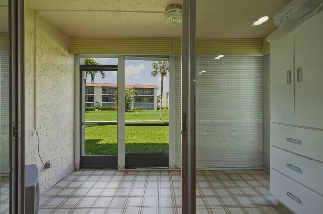 Building Photo - 371 S Hollybrook Dr