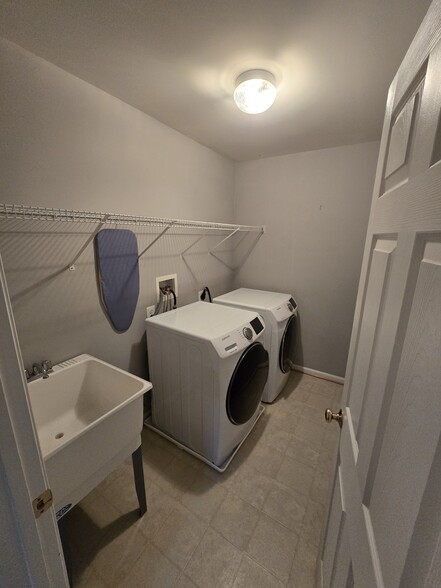 Laundry - 44155 Azalea Ct