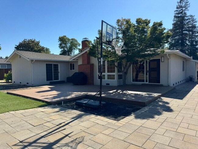 Building Photo - Beautiful 3 bedroom, 2 bath single level home in the Woodlands-Walnut Creek
