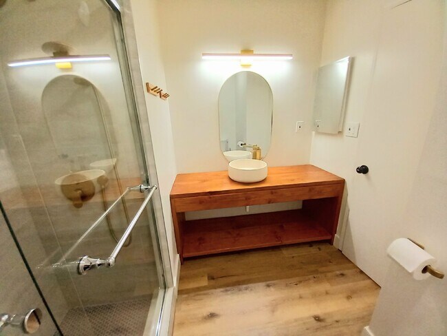 Building Photo - Beautifully Renovated 3 bd, 2 ba in Old To...