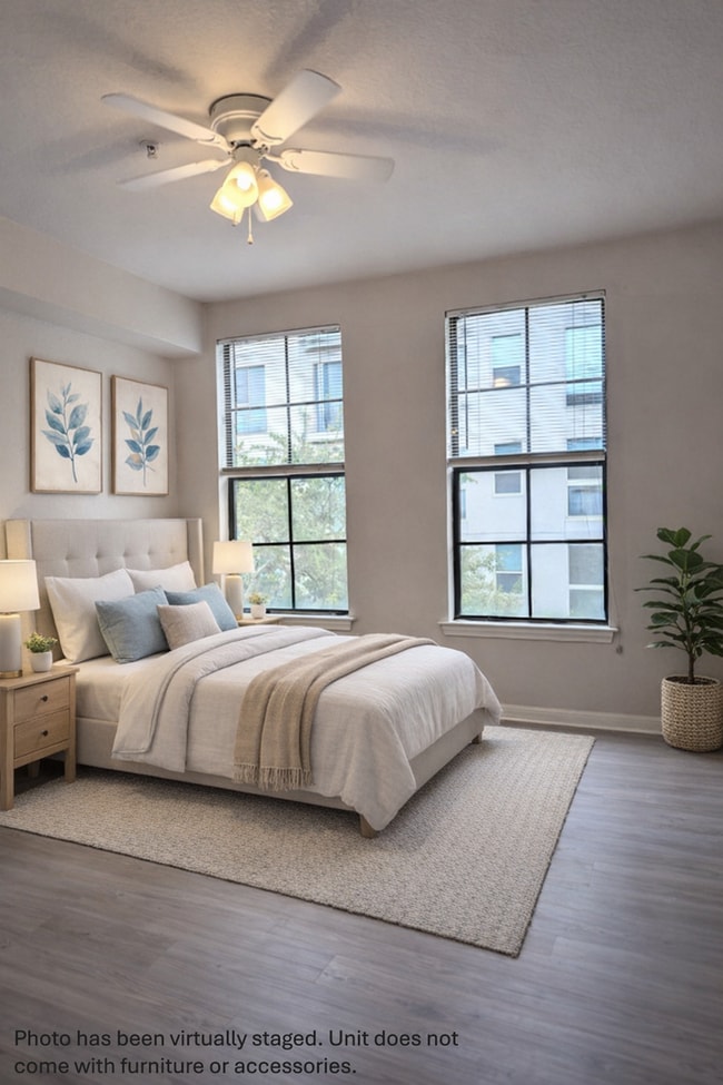 Building Photo - Spacious, bright 1x1 768 square feet! New flooring throughout, full size washer/dryer & balconette!