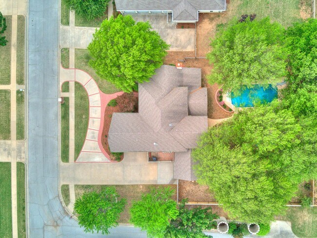 Building Photo - This stunning 4-bedroom, 3.5-bathroom home...