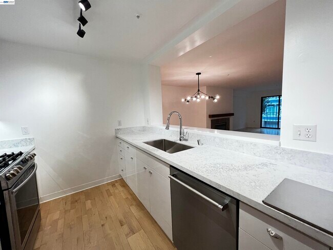 Building Photo - 650 Chestnut St