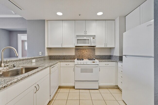 Building Photo - Large 2BR/2BA Condo with Spacious Balcony ...