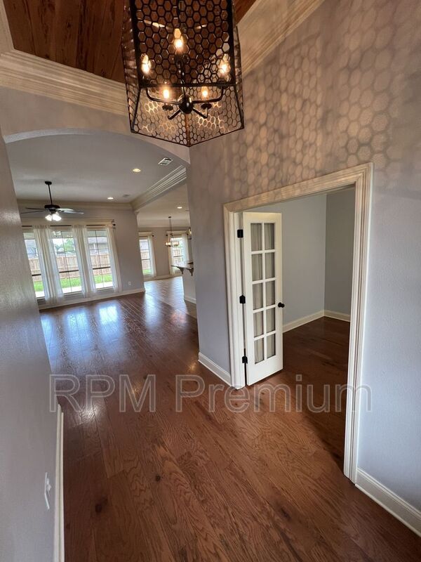 Building Photo - 7335 Oak View Dr.
