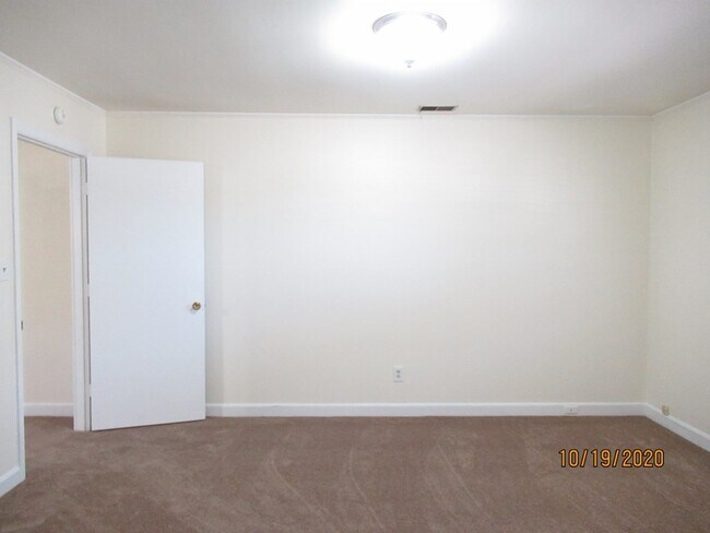 Building Photo - 326 W Hampton Ave