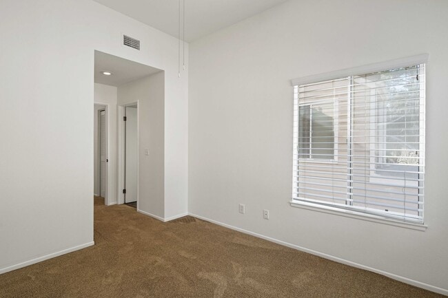 Building Photo - Gorgeous 2 Story Townhome in Valencia!