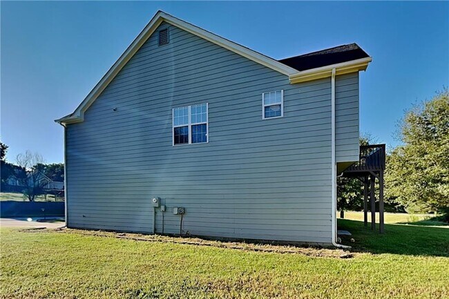 Building Photo - 230 Farm St