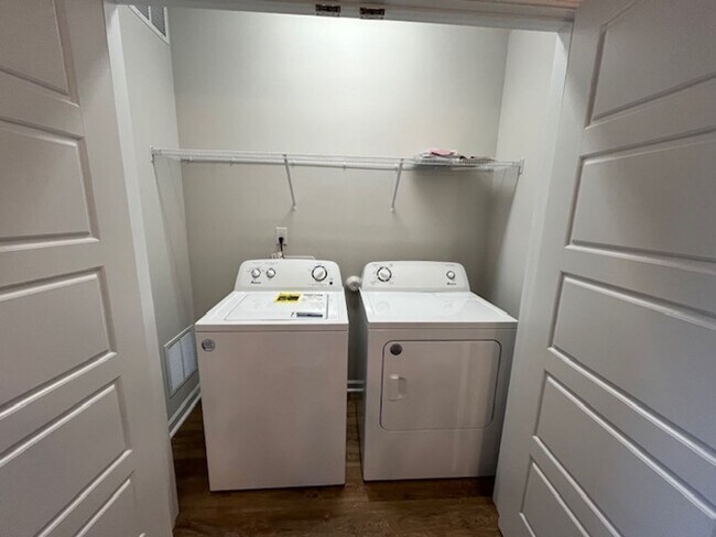 Building Photo - Perfect Paramount Point Property!