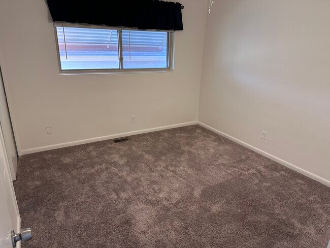 Building Photo - 94 Yale St