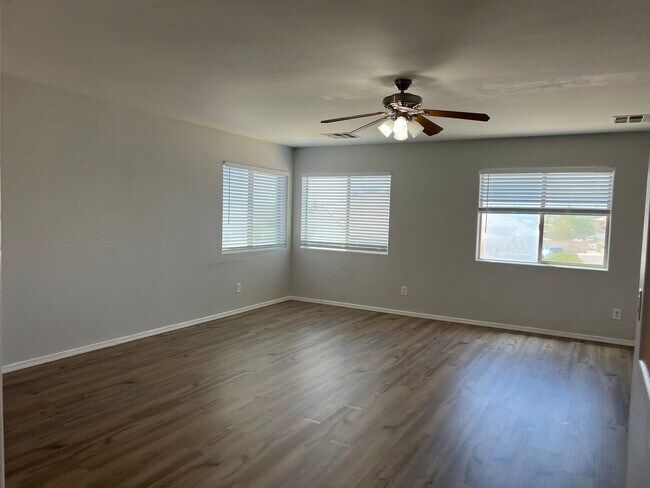 Building Photo - 4 bed, 2.5 bath, 1,741 sqft