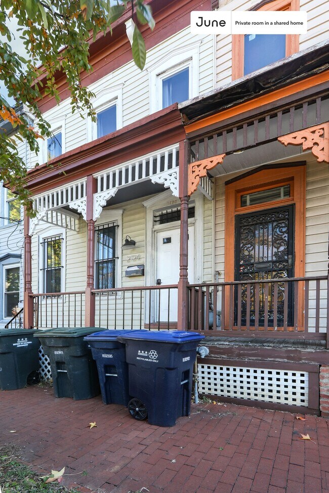 Building Photo - Room in Shared 3 bed/1.5 bath home