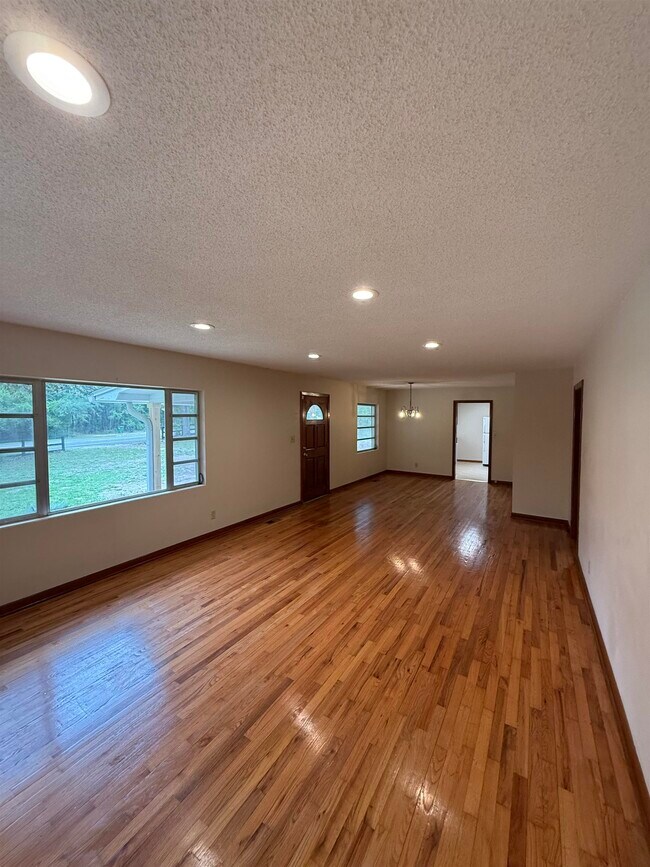 Building Photo - 5525 Springhill Rd