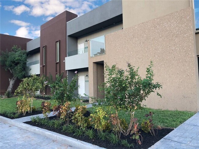 Building Photo - 10 Palm Shores