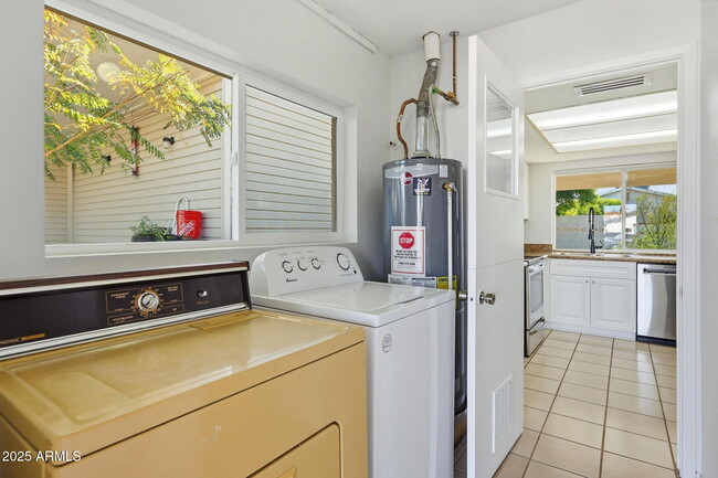 Building Photo - 1321 E Townley Ave