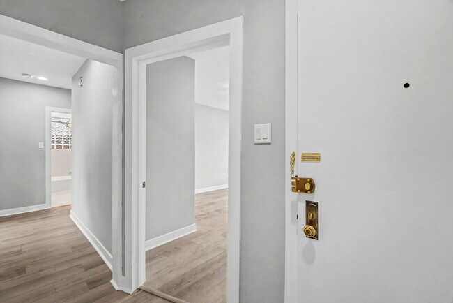 Building Photo - 2950 W Waveland Ave