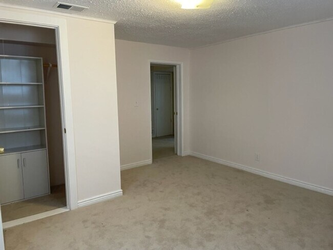 Building Photo - Southwest