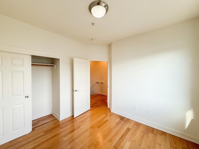 Building Photo - Albany Condo Features 2 Beds and 1.5 baths...