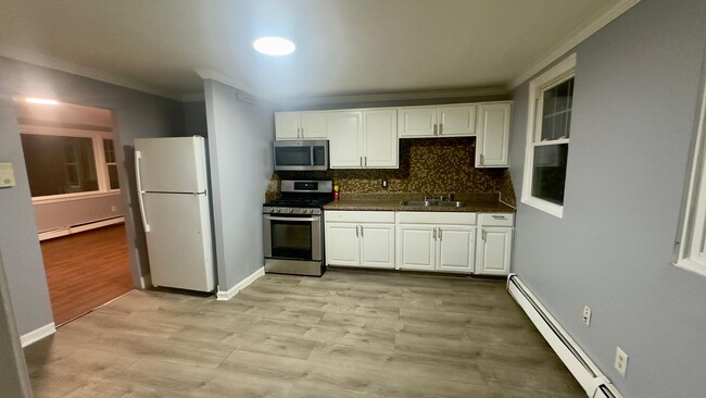 Primary Photo - Large 4 bedroom single family house ready ...