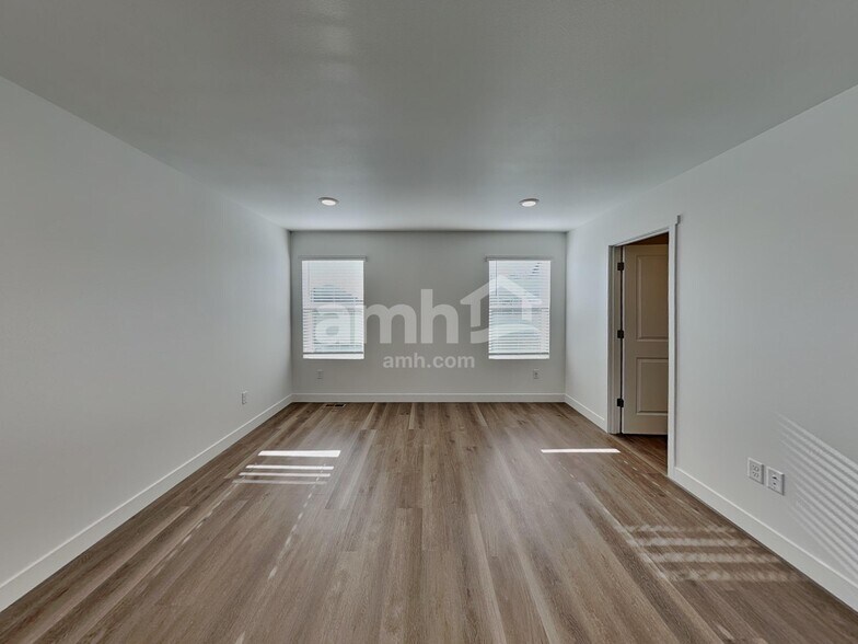 Building Photo - 4808 85th Dr NE