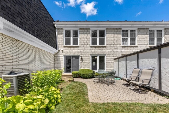 Building Photo - Cambridge Subdivision in Libertyville! Available June 23!