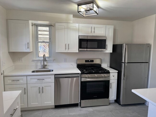 Building Photo - Completely Updated, Open , Quiet House in Oakmont!