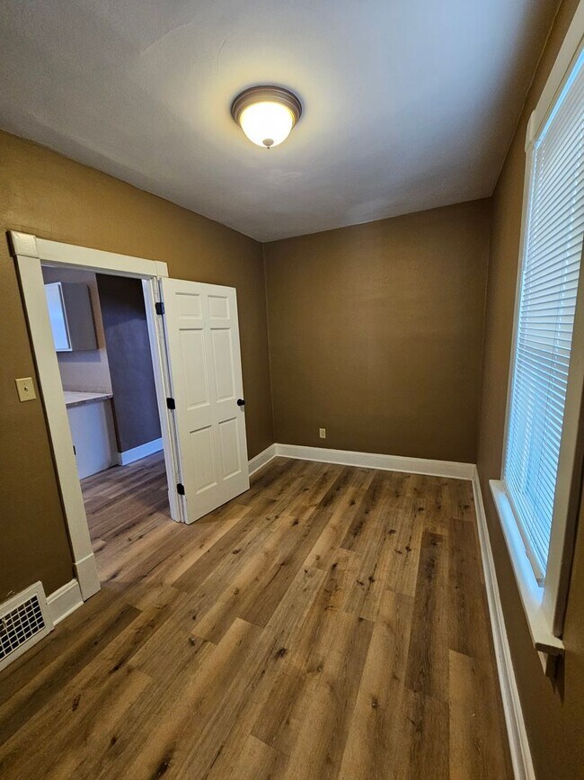 Building Photo - BNH- 2482