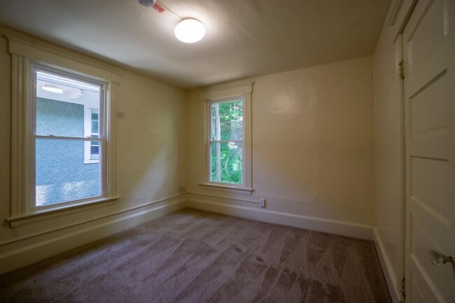 Building Photo - 909 Lancaster Ave