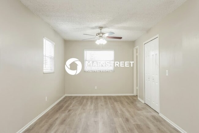 Building Photo - 3 Bedroom Pet-Friendly Home in KISSIMMEE, FL with Main Street Renewal