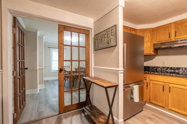 Building Photo - 703 W 2nd Ave