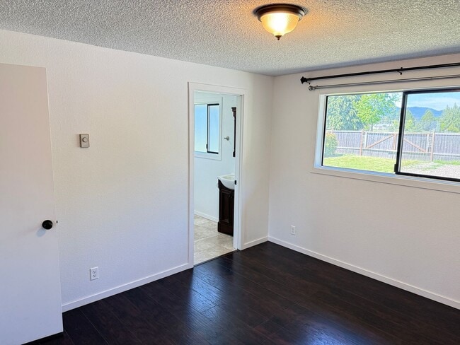 Building Photo - Discover this 3-bedroom 2-bathroom house in a great neighborhood!