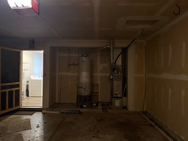 Building Photo - Southside 3/2 home with attached 2 car garage