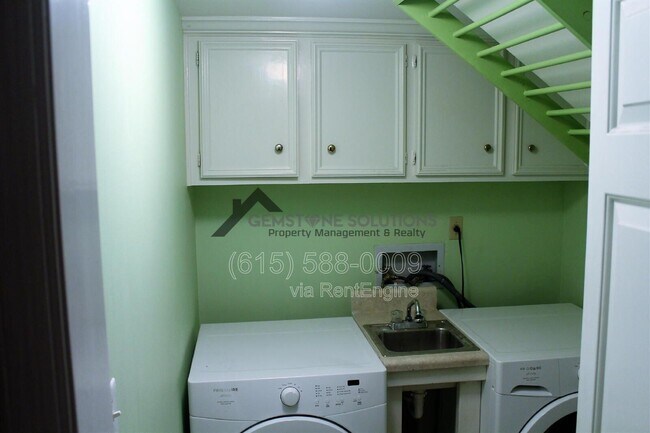 Building Photo - 430 Maplegrove Dr