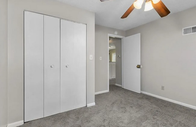 Building Photo - Updated 2 Bed Home with Large Attached Garage