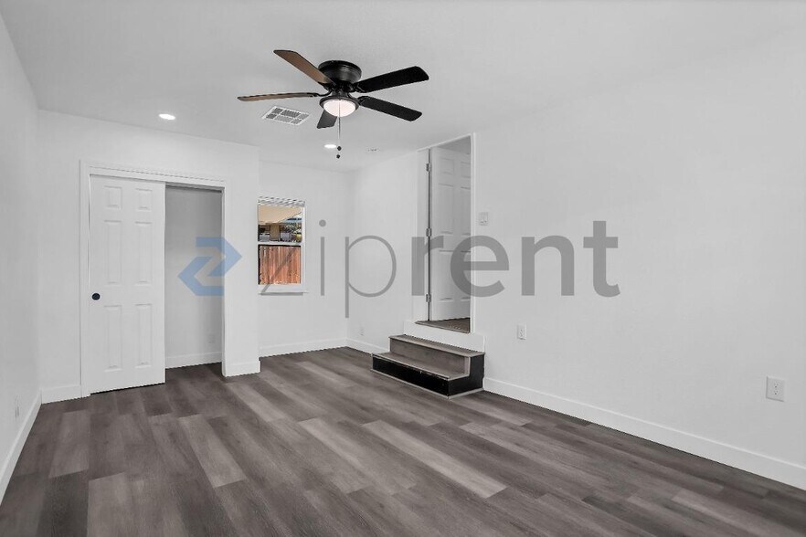 Building Photo - Unit