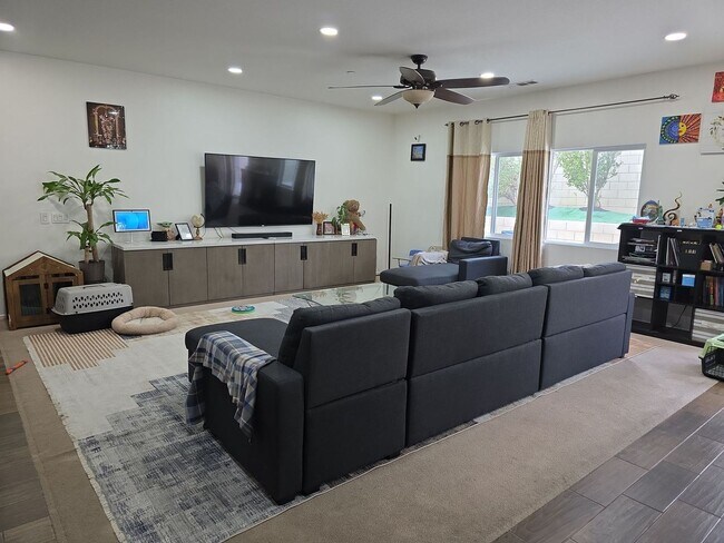 Building Photo - Beautiful Solar Home in Jurupa Valley Avai...