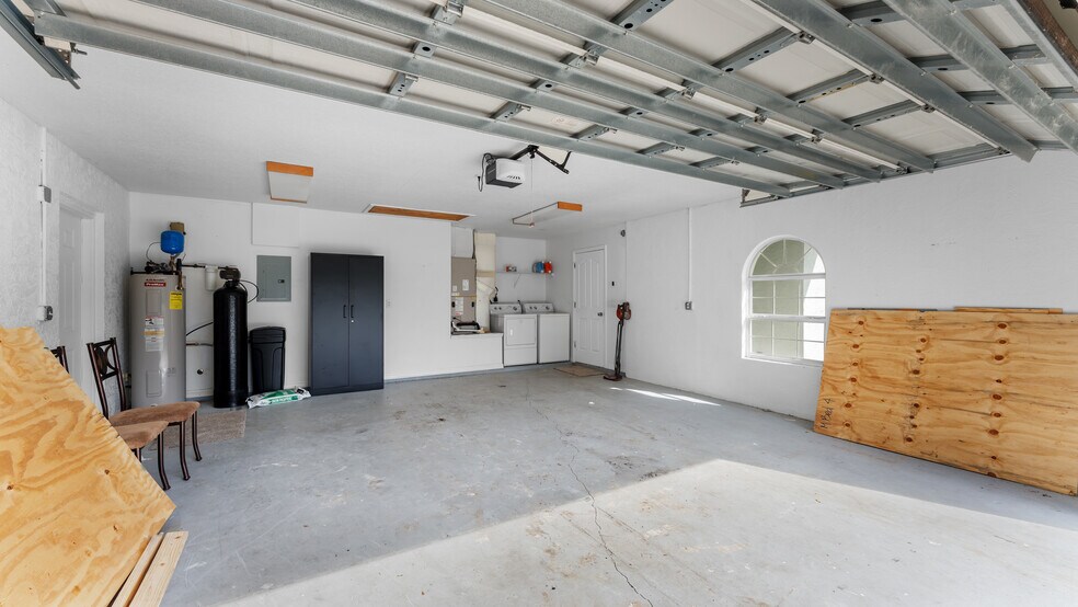 2 Car Garage - 612 Oakwood Pl