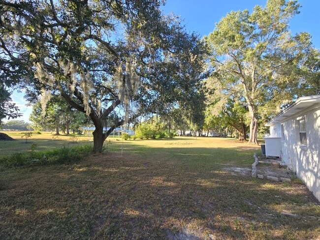 Building Photo - Spacious 3-Bed, 1-Bath Home on Quiet Road ...