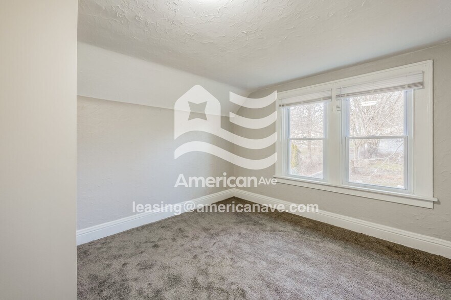 Building Photo - 349 James St