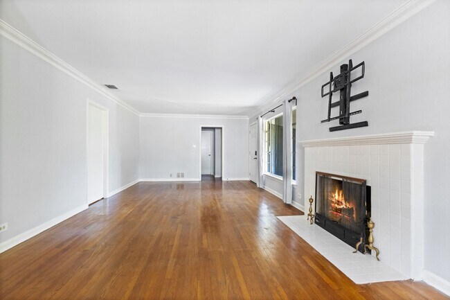 Building Photo - 163 Cromwell Dr